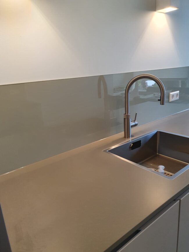 Keukenachterwand in grijs